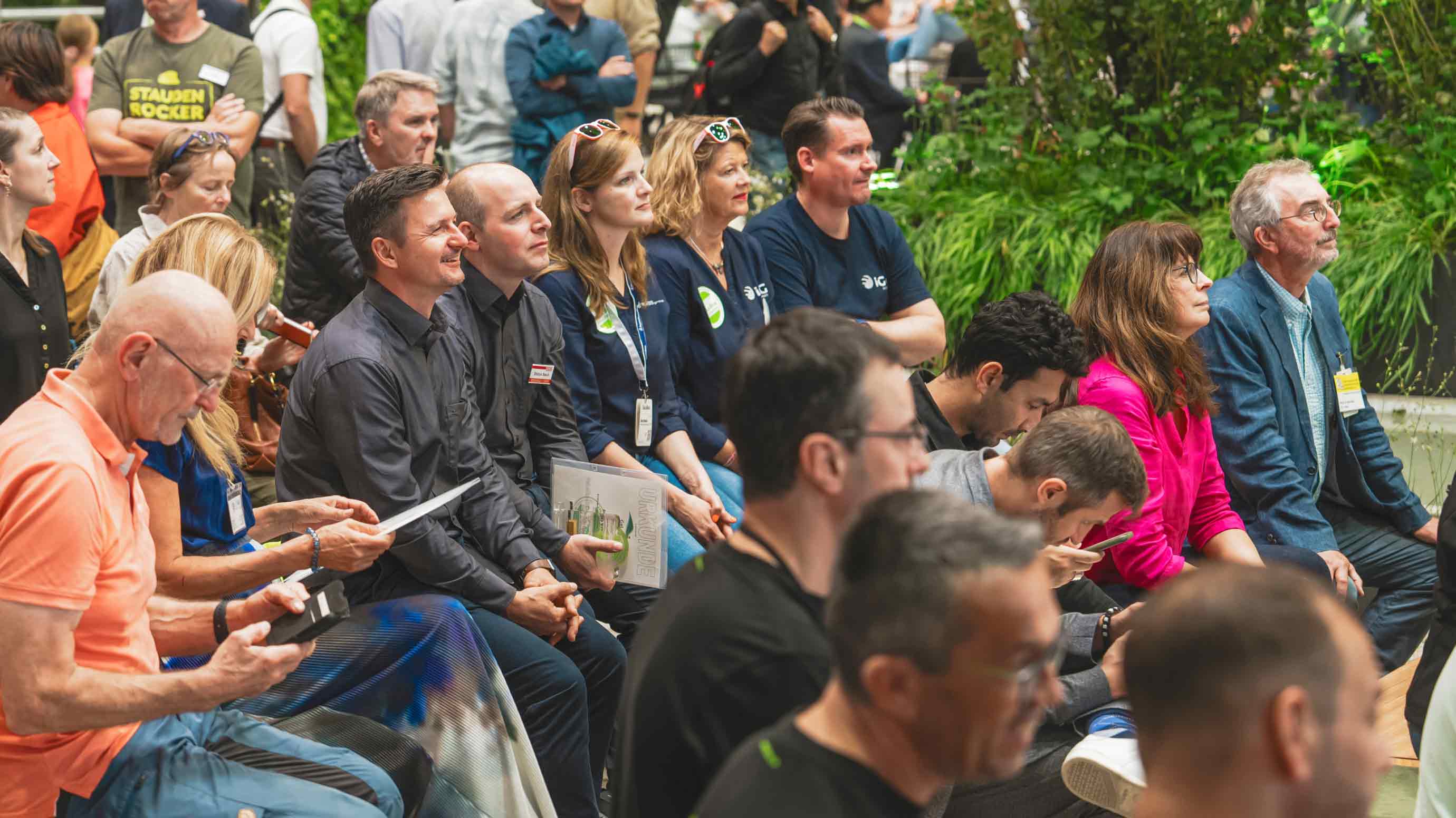 Besucher, die an einem Forum teilnehmen