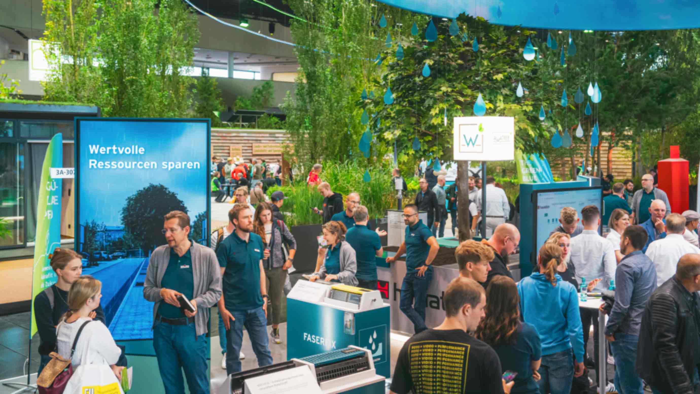 Besucher in der Halle